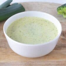 Broccolisoep met prei en broccoli.