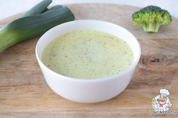 Broccolisoep met prei en broccoli.