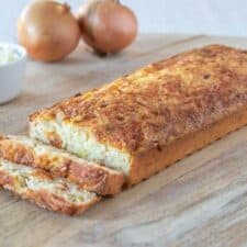 Kaas-uienbrood met ui en geraspte kaas
