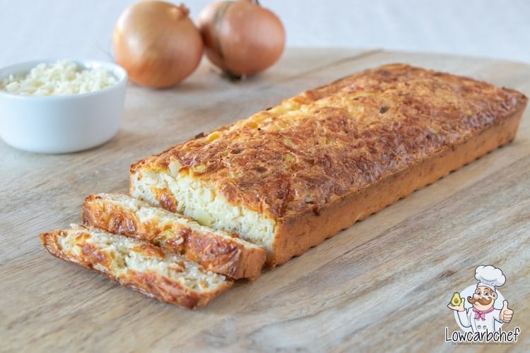 Kaas-uienbrood met ui en geraspte kaas
