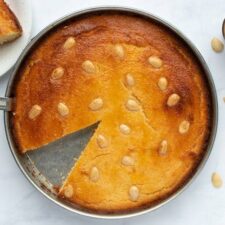 Boterkoek met koffie en amandelen.