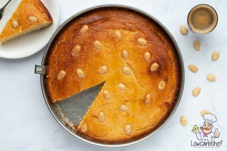 Boterkoek met koffie en amandelen.