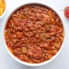 Chili con carne met cheddar en tomaat.