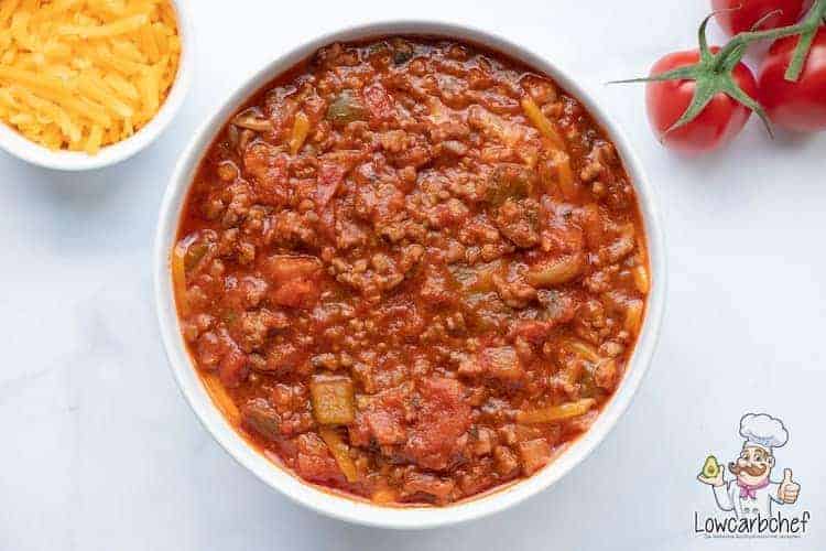 Chili con carne met cheddar en tomaat.