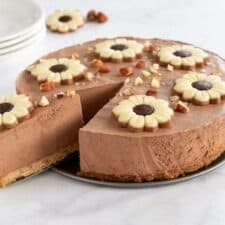 Chocoladetaart met chocolade bloemen en noten.