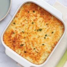 Ovenschotel met prei, kerrie-gehakt en kaas.