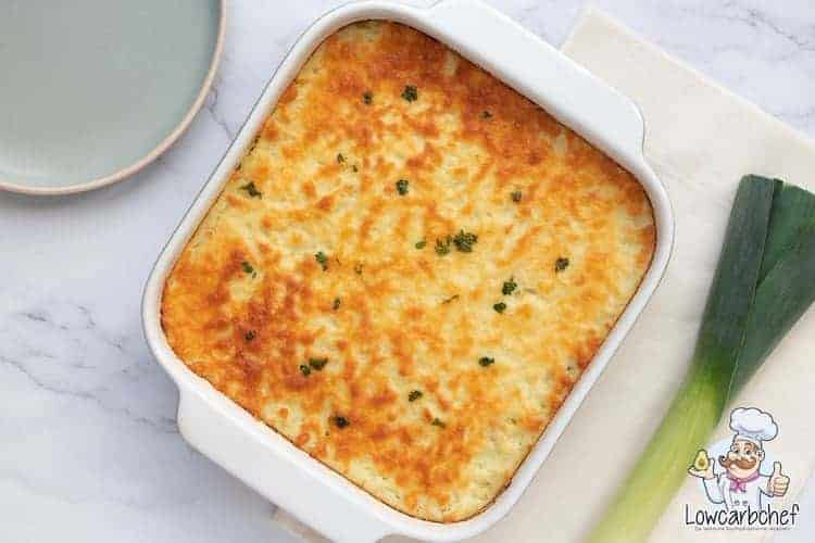 Ovenschotel met prei, kerrie-gehakt en kaas.