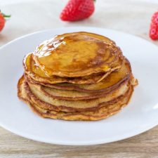 Pompoenpannenkoekjes met stroop en aardbeien.