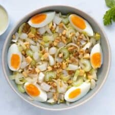 Witlofsalade met ei en dressing.