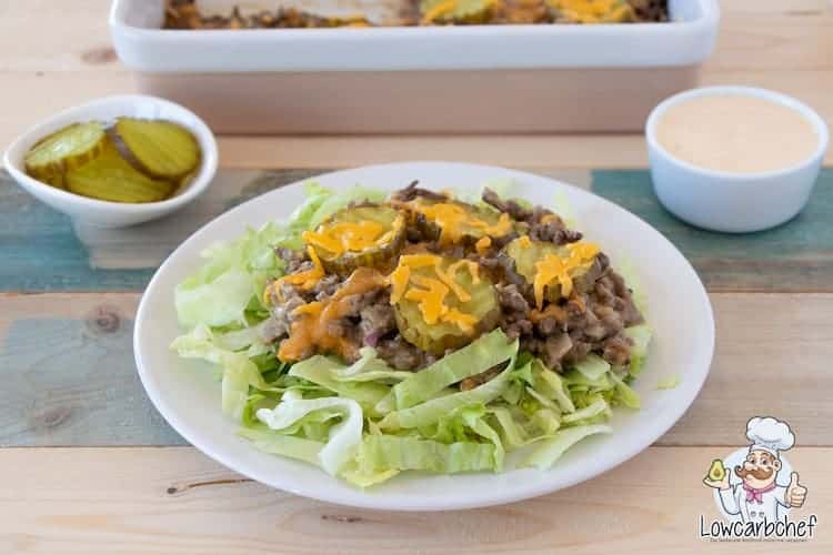 Big Mac ovenschotel met sla, augurk en saus.