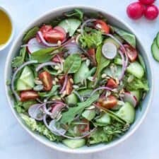 Frisse groene salade met vinaigrette.