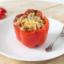 Gevulde paprika met gehakt en kaas.