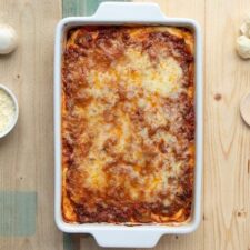 Lasagne met bloemkool en bolognesesaus.