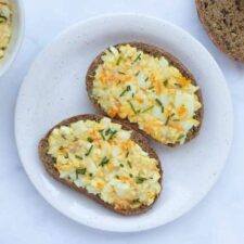 Eiersalade met koolhydraatarm brood.