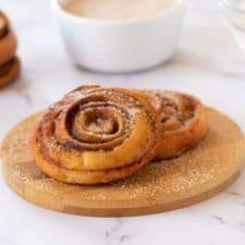 Kaneelbroodje met kaneelsuiker en frosting.