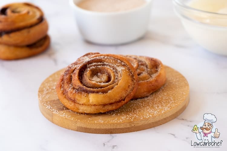 Kaneelbroodje met kaneelsuiker en frosting.