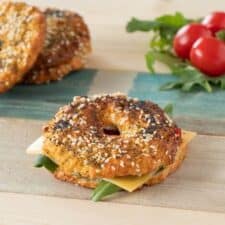 Koolhydraatarme bagels met zaden.