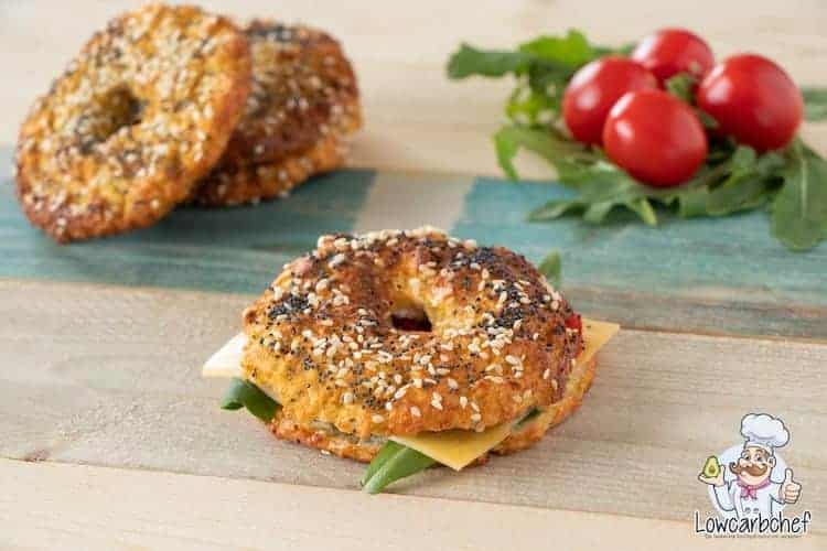 Koolhydraatarme bagels met zaden.