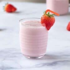 Koolhydraatarme milkshake met aardbeien.