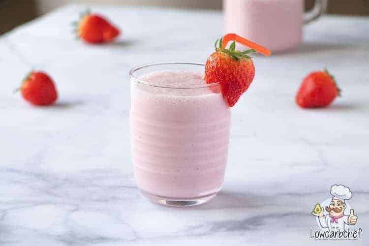 Koolhydraatarme milkshake met aardbeien.