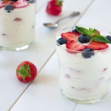 Cheesecake mousse met vers fruit.
