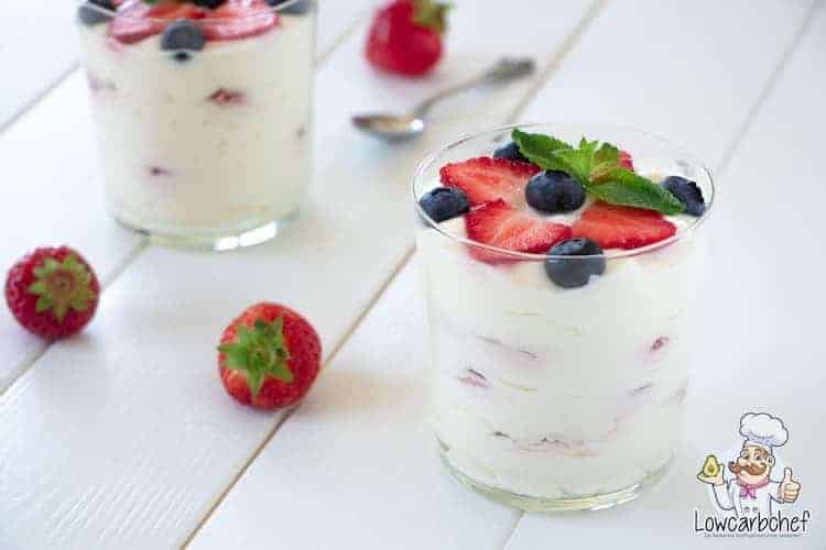 Cheesecake mousse met vers fruit.