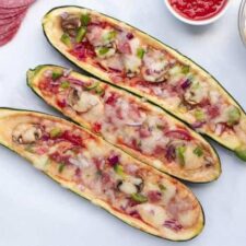 Courgettes gevuld met groente en vlees.
