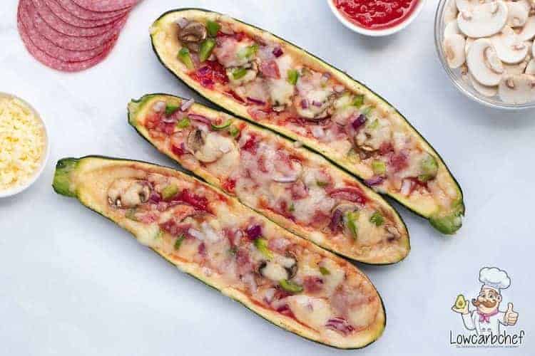 Courgettes gevuld met groente en vlees.