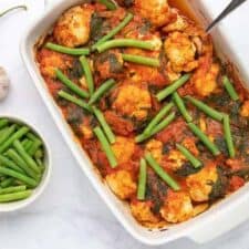 Ovenschotel met kip, groente en currysaus.