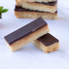 Twix reepjes met koffie.