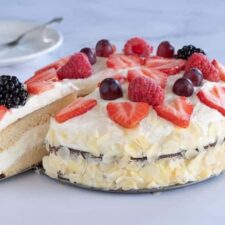 Slagroomtaart met vers fruit