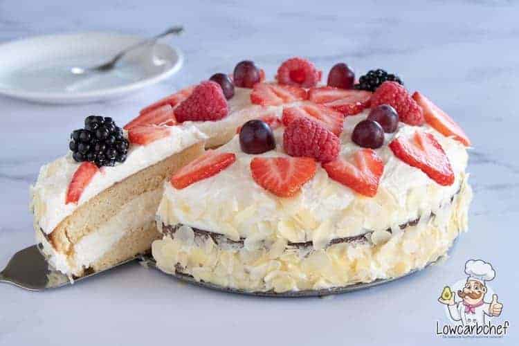 Slagroomtaart met vers fruit