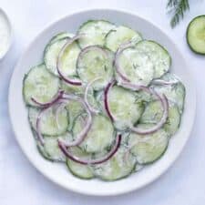 Komkommersalade met yoghurtdressing.