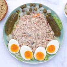 Huzarensalade met ei en tafelzuren.