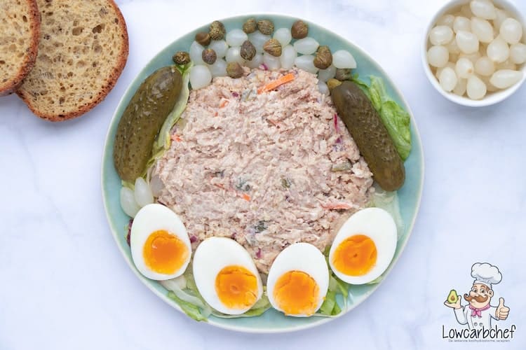 Huzarensalade met ei en tafelzuren.