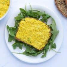 Kip kerrie salade met brood.