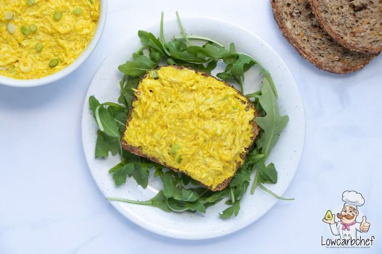 Kip kerrie salade met brood.