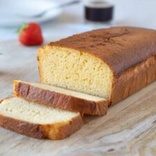 Vanillecake met aardbeien en koffie.
