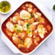 Visschotel met tomatensaus en kabeljauw.