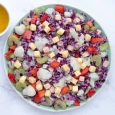 Salade met bloemkool, kaas en rode kool.