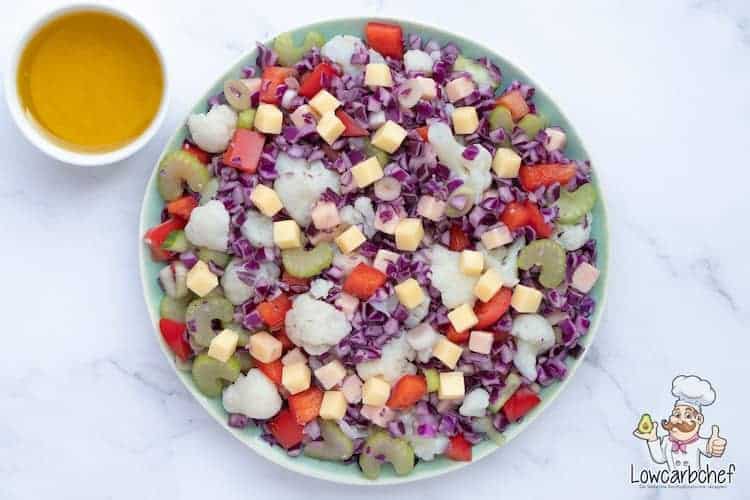 Salade met bloemkool, kaas en rode kool.
