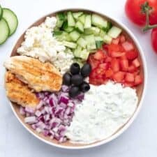 Salade met kip en tzatziki.