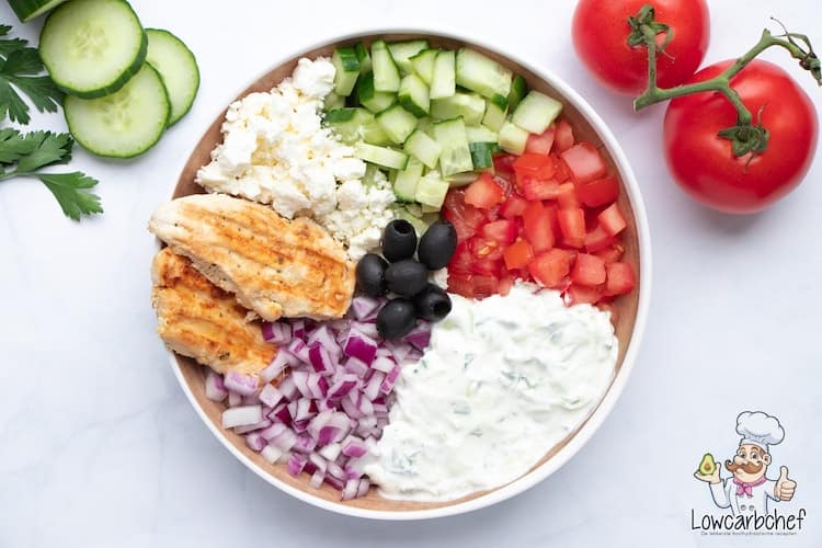 Salade met kip en tzatziki.