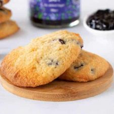 Scones met blauwe bessen en jam.