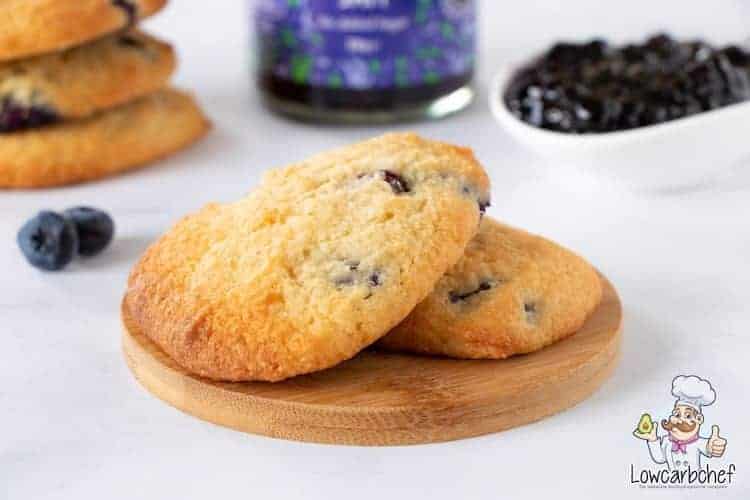 Scones met blauwe bessen en jam.