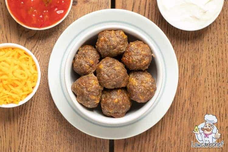 Gehaktballetjes met salsa en zure room.
