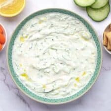 Tzatziki met worteltjes en crackers.
