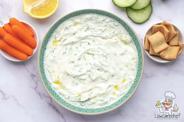 Tzatziki met worteltjes en crackers.