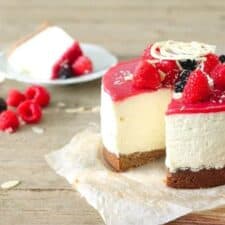 Cheesecake met witte chocolade en frambozen topping.