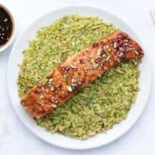 Zalm met broccolirijst en teriyakisaus.